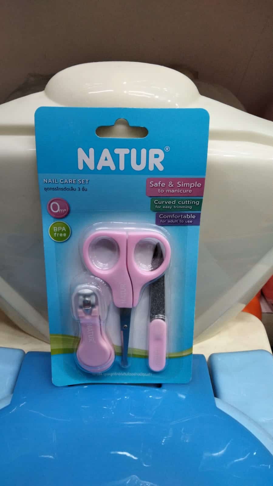 NATUR nail care kit with scissors, nail clipper, and file for safe and easy manicure.